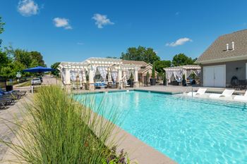 Swimming pool with splash pad
